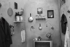 Artista cria instalação com objetos e memórias acumuladas por empregadas domésticas; abertura será neste sábado, no MUPA -