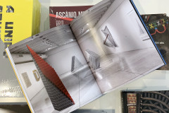 Catálogos de diversas exposições recentes estão disponíveis para venda na MON Loja -