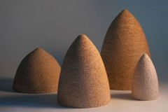 A exposição inclui painéis, esculturas, objetos e instalações, frutos da criatividade e inovação da artista -