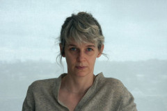 A publicação traz fotografias, ilustrações e poesias visuais e foi transcrita para o braille pela Biblioteca Pública do Paraná.