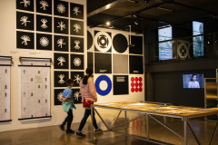 A iniciativa convida o público a uma experiência dentro de um espaço de convívio na sala de exposições temporárias Lange de Morretes -