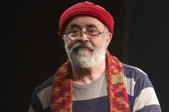 Enéas Lour durante leitura dramática