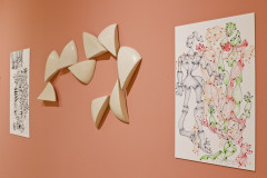 A mostra inclui painéis, esculturas, objetos e instalações, frutos da criatividade e inovação da artista -