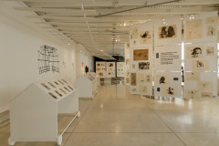 Últimos preparativos antes da abertura da exposição Poty 100 anos, no Museu Oscar Niermeyer (MON).