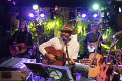 Centro Cultural Teatro Guaíra -  lmir Sater e Banda – No sábado (31) às 21h, a tradicional apresentação que o músico Almir Sater realiza todos os anos em Curitiba será marcada por clássicos da trajetória do cantor e violeiro