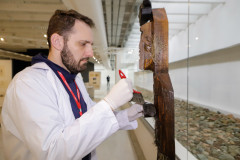 Trabalho de manutenção e restauração das obras de artes no Museu Oscar Niermeyer (MON). Na foto Humberto Imbrunísio, coordenador do setor de Conservação e Restauro do MON.