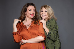 Centro Cultural Teatro Guaíra - Guairão - Guairinha - Radojka - Em temporada com sua primeira montagem no Brasil, o espetáculo “Radojka – uma comédia friamente calculada”, acompanha duas cuidadoras, Glória e Lúcia, que trabalham em diferentes turnos para atender Radojka, uma senhora sérvia que vive longe de sua família. O elenco conta com Marisa Orth, Tania Bondezan, Tadeu Tosta e Rafael Alvim