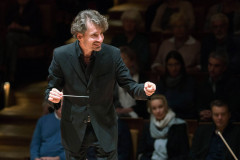 Maestro alemão e violinista paranaense são destaque da Sinfônica do Paraná neste domingo