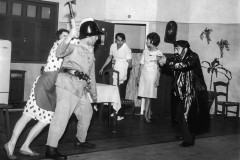 Cena da peça de estreia do TCP, a comédia "O elefante no caos" de Millôr Fernandes.