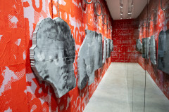 Museu Paranaense (MUPA) - Últimos dias – Fica em cartaz até domingo (15) a instalação “Vênus de Milo (souvenir)”, de Nina Lins, a primeira proposta exibida dentre as selecionadas no IV Edital de Ocupação do Espaço Vitrine, inaugurada em junho. Na instalação, a partir de anúncios de venda online, a artista Nina Lins ressignifica a representação da escultura grega Vênus de Milo, obra icônica da Grécia Antiga pertencente ao acervo do Museu do Louvre, em Paris