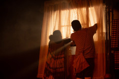 Para ouvintes e surdos: Miniauditório do Guaíra recebe a peça "Enquanto a Chuva Cai"