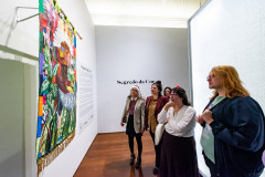 Museu Casa Alfredo Andersen (MCAA) - Prorrogação – A exibição da mostra “Segredo da Cor”, de Cecifrance Aquino, foi prorrogada até 15 de novembro. Suas pinturas carregadas de significados dialogam com o passado e presente, expondo questões racistas e xenofóbicas ainda presentes no cotidiano em pinturas cheias de brasilidade e cor