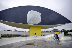 Museu Oscar Niemeyer celebra 22 anos com novas exposições, performances e entrada gratuita