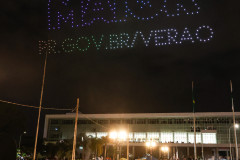 Com o céu iluminado por mais de 600 drones, o Governo do Estado deu o pontapé inicial para a maior edição da história do Verão Maior Paraná.. A cerimônia de lançamento, que aconteceu nesta quarta-feira (27), contou com a presença do governador Carlos Massa Ratinho Junior.
