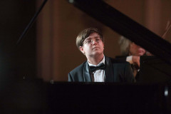 Orquestra Sinfônica do Paraná se apresenta neste domingo no Guairão com regência de José Soares e participação do pianista Estefan Iatcekiw