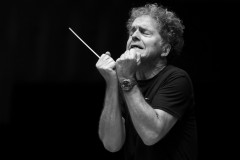 Maestro holandês Vincent de Kort rege a Orquestra Sinfônica do Paraná em concerto neste domingo