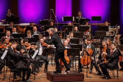 Com regência do holandês Vincent de Kort, Orquestra Sinfônica do Paraná lota Guairão