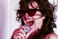 Uyara Torrente lança show-cênico