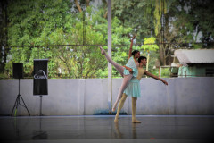 Escola de Dança Teatro Guaíra encanta 750 alunos em apresentação em colégio