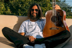 Teatro Guaíra recebe dois shows de Armandinho, expoente do reggae nacional