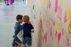 MON promove oficina sensorial para bebês inspirada na exposição de Miguel Bakun