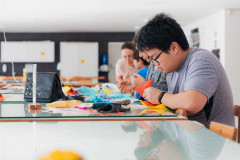 MON promove oficina de pintura com o artista Ronald Simon