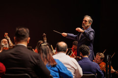 Orquestra Sinfônica encanta plateia lotada do Guaíra com repertório dos Beatles
