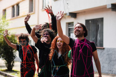 Trio Elétrico de Teatro estreia “Desfile de la Libertad” em maio  com apresentações gratuitas em praças do Paraná