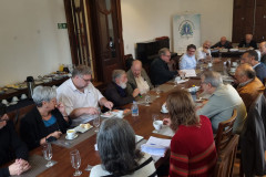 Academia Paranaense de Letras recebe diretores do Centro Cultural Teatro Guaira para apresentação do livro dos 140 anos