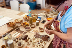 Inara Vidal Passos lança na terça no Museu Alfredo Andersen guia para uso de argila silvestre