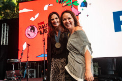 A entrega da medalha foi feita pela secretária de Estado da Cultura, Luciana Casagrande Pereira, à filha do poeta, Áurea Leminski, presidente do Instituto Paulo Leminski. 