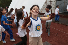 Crianças participam da 1ª oficina de confecção de tijolos do futuro Centre Pompidou Paraná