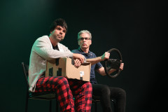 Embrulha Pra Viagem: grupo de humor se apresenta no palco do Guairinha