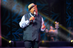 Jorge Aragão celebra 50 anos de carreira em apresentação única e gratuita no Guairão