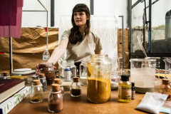 A atual residente da Academia Alfredo Andersen Bianca Stella irá ministrar uma oficina de pigmentos naturais e lançar uma cartilha sobre sua pesquisa no final de outubro. Com o projeto de residência "Coloridos por natureza"