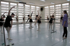 Ópera de Paris compartilha conhecimento com alunos da Escola de Dança do Guaíra