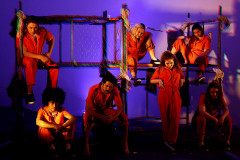 Centro Cultural Teatro Guaíra -  Auditório Glauco Flores Sá de Brito (Miniauditório) - Amarga Ferrugem – Nos dias 28 e 29 de outubro de 2025 (terça e quarta-feira), às 20h, o Miniauditório recebe o espetáculo “Amarga Ferrugem”, uma montagem da Politéia Companhia de Teatro com classificação indicativa de 18 anos, que mergulha nas contradições e tensões do sistema carcerário brasileiro