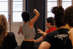 Com apoio do Estado, artistas encerram programa de formação cênica com apresentações gratuitas na Alfaiataria