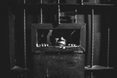 MIS-PR promove visita guiada noturna em exposição com temática carcerária