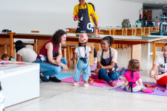 MON convida bebês de 2 a 3 anos a descobrirem a arquitetura em uma oficina sensorial