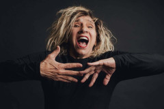 Denise Stoklos comemora 57 anos de carreira com “Mary Stuart” no Teatro Guaíra