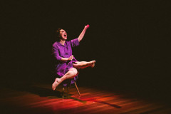 Peça “Do Dia Que Olhei no Espelho e Não Me Encontrei” terá nova temporada no Guaíra