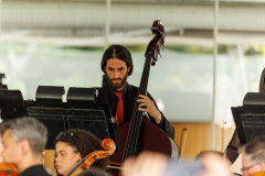 Série que celebrou Mozart e os 40 anos da OSP chega ao fim com concerto gratuito no vão-livre do MON neste sábado (6), às 16 horas. O encerramento da série contará com a participação do spalla Ricardo Molter, que assume a condução da orquestra nesta última apresentação, e do flautista Lucas Martins, solista convidado.