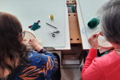 MON oferece oficina de bordado em dezembro inspirada na exposição “Através”