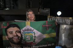 Fãs de Gusttavo Lima dormem na praia para garantir melhor lugar no show deste domingo