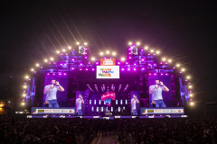 Gusttavo Lima faz show de 3 horas para multidão de 265 mil pessoas na praia de Matinhos