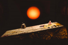 Entre o riso e a ruína: Armazém Companhia de Teatro apresenta "Dias Felizes"