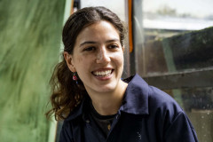 Residente do Museu Casa Alfredo Andersen, Aline Bittar Künzel recebe o público