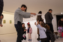 MON promove atividade sobre a obra de Chiharu Shiota para bebês de 2 a 3 anos