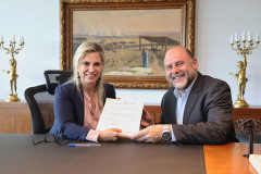 A governadora Cida Borghetti, ao lado do secretário estadual da Cultura, Luiz Fiani, assinou nesta terça-feira (4), no Palácio Iguaçu, decreto que garante a continuidade do Serviço Social Autônomo Palco Paraná, criado em 2014, pelo Governo do Estado